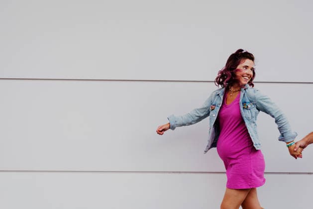 Joyful pregnant woman holding hands and walking Oak Brook, Illinois, United States CR_CXLZ260611-2050431-01 ,model released, Symbolfoto