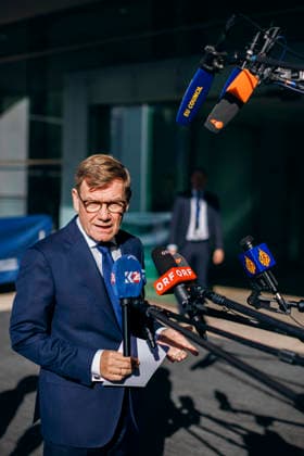 Johann Wadephul (CDU), Bundesaussenminister, gibt einen Doorstep bei der Ankunft am ECCL anlaesslich des RfAB in Luxemburg. 15.06.2026. Fotografiert im Auftrag des Auswaertigen Amtes (AA) Luxemburg Luxemburg *** Johann Wadephul CDU , Federal Foreign Minister, gives a doorstep on arrival at the ECCL on the occasion of the RfAB in Luxembourg 15 06 2026 Photographed on behalf of the Federal Foreign Office AA Luxembourg Luxembourg Copyright: xFelixxZahnx