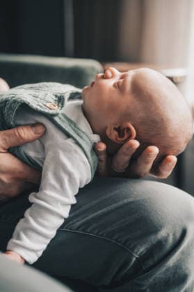 Sleeping newborn cradled gently in father s hands and lap Chicago, Illinois, United States CR_AKAO260614A-2047670-01 ,model released, Symbolfoto