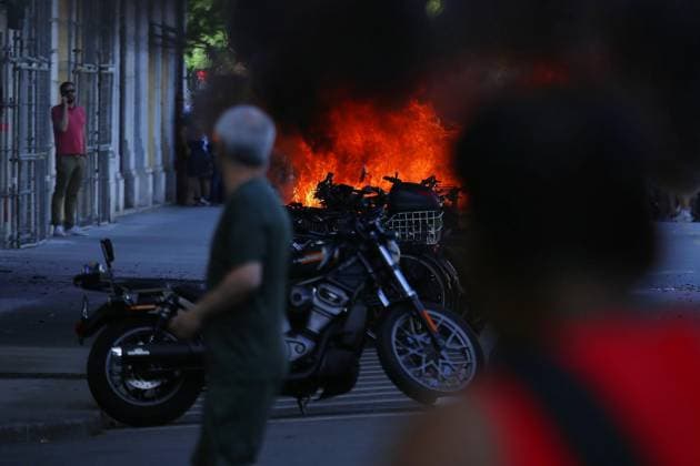 Genf, Schweiz, 14.06.2026: Anti-G7-Protest: Demonstranten protestieren gegen den G7-Gipfel 2026, der im benachbarten Évian-les-Bains, Frankreich, stattfindet. Protestler haben ein Auto in Brand gesetzt. *** Geneva, Switzerland, 14 06 2026 Anti G7 protest Demonstrators protest against the 2026 G7 summit taking place in neighboring Évian les Bains, France Protesters set a car on fire Copyright: xdtsxNachrichtenagenturx dts_122967