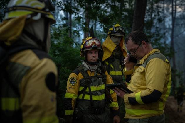 Wildfire prompts Level 2 emergency in Galicia BOBORAS, SPAIN JUNE 14, 2026: An active wildfire burns near Boboras in the northwestern Spanish region of Galicia on June 14, 2026. The regional government of Galicia activated a Level 2 emergency as firefighters continued efforts to contain the blaze amid concerns over its spread. Photo by Brais Lorenzo JNA Press (Photo by Brais Lorenzo JNA Press via Nexpher Images) Boboras