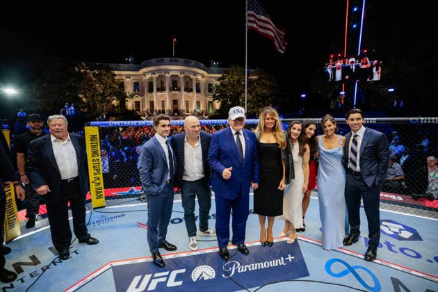 UFC Freedom 250 at the White House - Washington U.S. President Donald Trump, first lady Melania Trump, UFC CEO Dana White and other guests pose inside the Octagon at UFC Freedom 250 on the South Lawn of the White House in Washington, D.C., U.S., June 15, 2026. Photo by Evan Vucci Pool ABACAPRESS.COM Washington DC United States  Copyright: xPool ABACAx