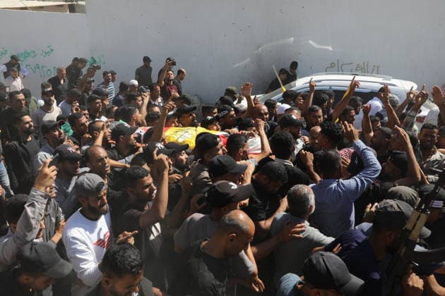 Mourners bid farewell to Palestinian killed in Gaza City Palestinians bid farewell to the body of Khalil al-Masri at al-Shifa Hospital in Gaza City on June 15, 2026, after he died from wounds sustained when he was shot by Israeli forces in Gaza City. Photo by Bilal Osama apaimages Gaza city Gaza Strip Palestinian Territory 150626_Gaza_BO_00(14) Copyright: xapaimagesxBilalxOsamax xapaimagesx