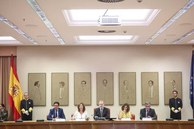 The King presides over the award ceremony of the VI June 15 Award I D The Minister of Digital Transformation and Public Function, Óscar López the president of Congress, Francina Armengol King Felipe VI the president of Espana Juntos Sumamos , Victoria Carvajal, and the director of Espana Juntos Sumamos , Ignacio Prendes, during the award ceremony of the VI June 15 Award for Constitutional Values, in the Congress of Deputies, June 15, 2026, in Madrid Spain In this edition, the Award goes to the journalist and writer Miguel Ángel Aguilar in recognition of his exemplary career in defense of freedom of expression and freedom of the press, two fundamental constitutional values which, in addition, represent an essential counterweight for the pro  Copyright: xEduardoxParrax 7598235