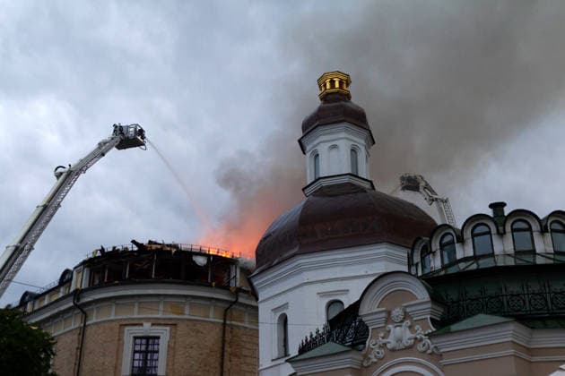 Firefighters use aerial work platforms to extinguish a fire at the Mystetskyi Arsenal National Cultural, Art and Museum Complex, caused by a massive Russian combined attack, Kyiv, Ukraine, June 15, 2026. The Russian army launched a large-scale assault on the Ukrainian capital with missiles and strike drones, killing four people and injuring 28, including children and a pregnant woman. At least 140,000 consumers were left without electricity due to damage to power grids. Residential buildings, the Kyiv Pechersk Lavra, the Mystetskyi Arsenal Museum Complex, the Dovzhenko Film Studio, and the building of the High Anti-Corruption Court sustained damage. (Photo by Kyrylo Chubotin Ukrinform) Massive Russian attack damages Kyiv Pechersk Lavra and  Copyright: xKirillxChubotinx