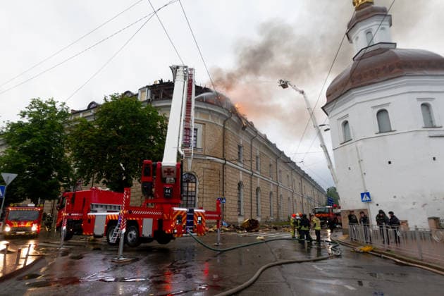 Firefighters work to extinguish a blaze at the Mystetskyi Arsenal National Cultural, Art and Museum Complex, caused by a massive Russian combined attack, Kyiv, Ukraine, June 15, 2026. The Russian army launched a large-scale assault on the Ukrainian capital with missiles and strike drones, killing four people and injuring 28, including children and a pregnant woman. At least 140,000 consumers were left without electricity due to damage to power grids. Residential buildings, the Kyiv Pechersk Lavra, the Mystetskyi Arsenal Museum Complex, the Dovzhenko Film Studio, and the building of the High Anti-Corruption Court sustained damage. (Photo by Kyrylo Chubotin Ukrinform) Massive Russian attack damages Kyiv Pechersk Lavra and Mystetskyi Arsenal i  Copyright: xKirillxChubotinx