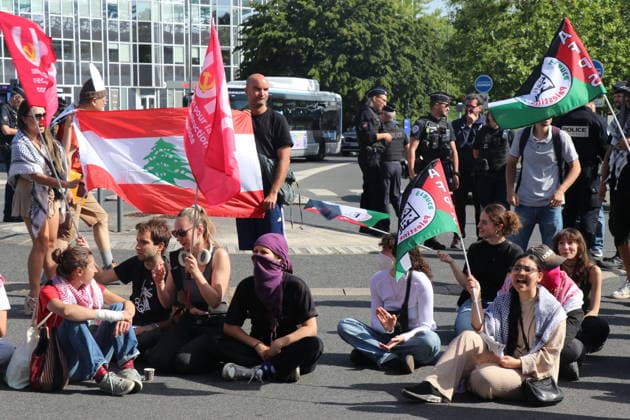 Protesters blocked roads in response to the participation of Israeli companies in the Eurosatory exhibition in Paris PARIS, FRANCE - JUNE 15: Pro-Palestinian activists, holding banners and flags, block an access road leading to the Eurosatory international defense and security exhibition in Paris, France, on June 15, 2026. Demonstrators gathered to protest the participation of Israeli defense companies at the major arms trade show, forming human chains and holding banners to disrupt traffic heading toward the exhibition center. Esra Taskin Anadolu Paris France. Editorial use only. Please get in touch for any other usage.  Copyright: x2026xAnadoluxEsraxTaskinx