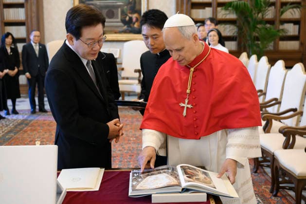 ITALY - POPE LEO XIV RECEIVES SOUTH KOREAN PRESIDENT LEE JAE-MYUNG IN A PRIVATE AUDIENCE IN THE VATICAN - 2026 6 15 Italy, Rome, Vatican, 2026 6 15 .Pope Leo XIV receives South Korean President Lee Jae-myung in a private audience in the Vatican EDITORIAL USE ONLY - NO BOOKS Copyright: xVATICANxMEDIAx