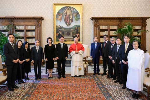 ITALY - POPE LEO XIV RECEIVES SOUTH KOREAN PRESIDENT LEE JAE-MYUNG IN A PRIVATE AUDIENCE IN THE VATICAN - 2026 6 15 Italy, Rome, Vatican, 2026 6 15 .Pope Leo XIV receives South Korean President Lee Jae-myung in a private audience in the Vatican EDITORIAL USE ONLY - NO BOOKS Copyright: xVATICANxMEDIAx