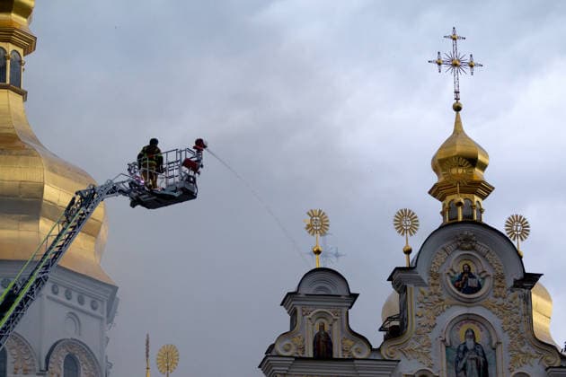 Massive Russian attack damages Kyiv Pechersk Lavra and Mystetskyi Arsenal in Kyiv A firefighter stands in an aerial platform as he extinguishes a fire on the roof of the Dormition Cathedral at the Kyiv Pechersk Lavra, caused by a massive Russian combined attack, Kyiv, Ukraine, June 15, 2026. The Russian army launched a large-scale assault on the Ukrainian capital with missiles and strike drones, killing four people and injuring 28, including children and a pregnant woman. At least 140,000 consumers were left without electricity due to damage to power grids. Residential buildings, the Kyiv Pechersk Lavra, the Mystetskyi Arsenal Museum Complex, the Dovzhenko Film Studio, and the building of the High Anti-Corruption Court sustained damage., Cr  Copyright: xKirillxChubotinx xUkrinformx xAvalonx 1110316422