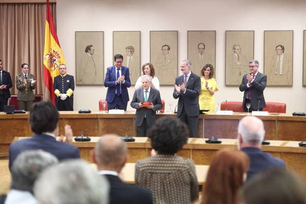 The King presides over the award ceremony of the VI Premio 15 de Junio King Felipe VI presents the award to journalist Miguel Ángel Aguilar i during the award ceremony of the VI Premio 15 de Junio a los Valores Constitucionales, in the Congress of Deputies, June 15, 2026, in Madrid Spain In this edition, the award goes to journalist and writer Miguel Ángel Aguilar in recognition of an exemplary career in defense of freedom of expression and freedom of the press, two fundamental constitutional values which, moreover, represent an essential counterweight for the proper functioning of any democracy June 15, 1977 marks one of the most important moments in Spains recent history, the first democratic elections in which all Spaniards voted freely  Copyright: xEduardoxParrax 7598540