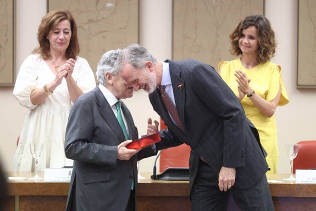 The King presides over the award ceremony of the VI Premio 15 de Junio King Felipe VI presents the award to journalist Miguel Ángel Aguilar i during the award ceremony of the VI Premio 15 de Junio a los Valores Constitucionales, in the Congress of Deputies, June 15, 2026, in Madrid Spain In this edition, the award goes to journalist and writer Miguel Ángel Aguilar in recognition of an exemplary career in defense of freedom of expression and freedom of the press, two fundamental constitutional values which, moreover, represent an essential counterweight for the proper functioning of any democracy June 15, 1977 marks one of the most important moments in Spains recent history, the first democratic elections in which all Spaniards voted freely  Copyright: xEduardoxParrax 7598541