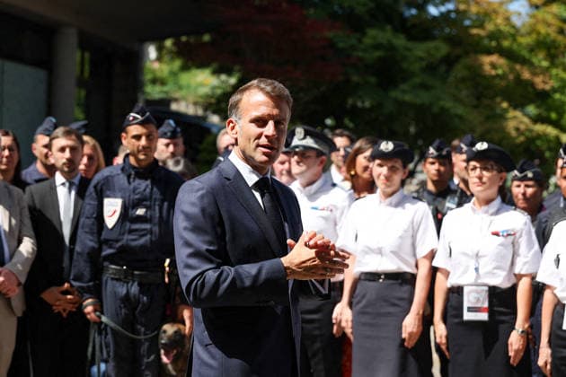 President Emmanuel Macron greets local elected officials and security forces before the start of the G7 summit in Evian on June 15, 2026 Dominique Jacovides Bestimage President Emmanuel Macron greets local elected officials and security forces before the start of the G7 summit in Evian on June 15, 2026 Evian France  Copyright: xDOMINIQUExJACOVIDESx xBESTIMAGExDOMINIQUExJACOVIDESx xBESTIMAGEx