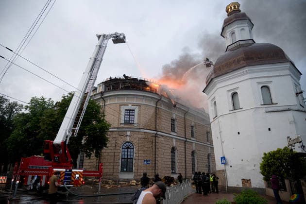 Russian Strikes Burn Assumption Cathedral - Kiev Firefighters use aerial work platforms to extinguish a fire at the Mystetskyi Arsenal National Cultural, Art and Museum Complex, caused by a massive Russian combined attack, Kyiv, Ukraine, June 15, 2026. The Russian army launched a large-scale assault on the Ukrainian capital with missiles and strike drones, killing four people and injuring 28, including children and a pregnant woman. At least 140,000 consumers were left without electricity due to damage to power grids. Residential buildings, the Kyiv Pechersk Lavra, the Mystetskyi Arsenal Museum Complex, the Dovzhenko Film Studio, and the building of the High Anti-Corruption Court sustained damage. Photo by Danylo Antoniuk Ukrinform ABACAPRE  Copyright: xUkrinform ABACAx