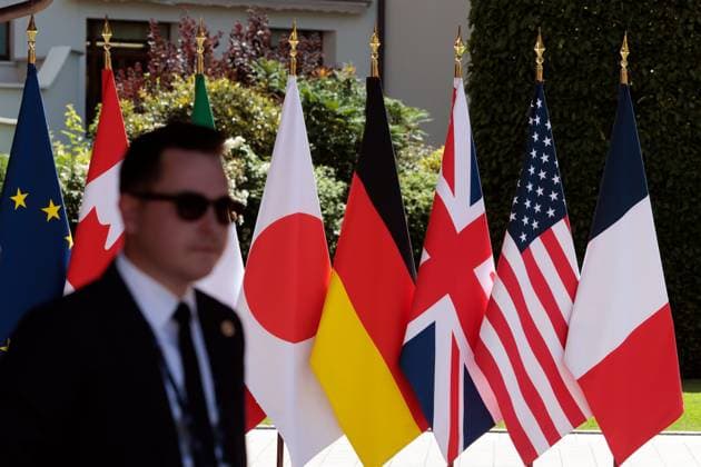 SOMMET DU G7 PHOTOPQR LE DAUPHINE Grégory YETCHMENIZA Évian les Bains 15 06 2026 Evian les Bains Haute Savoie , 15 juin Les arrivées au Royal senchaînent sur notre photo Grégory Yetchmeniza Le Dauphiné Libéré Evian, France june 15th 2026 G7 summit arrivals Évian les Bains Haute Savoie Rhône Alpes France  Copyright: xPHOTOPQR LExDAUPHINE MAXPPPxGrégoryxYETCHMENIZAx 20260615JDL3365 20260615JDL3365