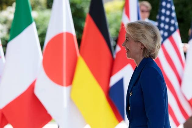 G7 SUMMIT PHOTOPQR LE DAUPHINE Grégory YETCHMENIZA Évian les Bains 15 06 2026 Evian les Bains Haute Savoie , 15 juin Les arrivées au Royal senchaînent sur notre photo Usurla Von der Leyen, président de la Commission européenne Grégory Yetchmeniza Le Dauphiné Libéré Evian, France june 15th 2026 G7 summit Arrivals Évian les Bains Haute Savoie Rhône Alpes France  Copyright: xPHOTOPQR LExDAUPHINE MAXPPPxGrégoryxYETCHMENIZAx 20260615JDL3375 20260615JDL3375