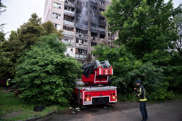A firefighter stands near a fire engine outside an apartment block in the Solomianskyi district that caught fire during a Russian combined attack, Kyiv, Ukraine, on June 15, 2026. The Russian army launched a large-scale assault on the Ukrainian capital with missiles and strike drones, killing four people and injuring 28, including children and a pregnant woman. At least 140,000 consumers were left without electricity due to damage to power grids. Residential buildings, the Kyiv Pechersk Lavra, the Mystetskyi Arsenal Museum Complex, the Dovzhenko Film Studio, and the building of the High Anti-Corruption Court sustained damage. (Photo by Danylo Antoniuk Ukrinform) Apartment block in Kyiv’s Solomianskyi district affected by Russian attack  Copyright: xDanyloxAntoniukx