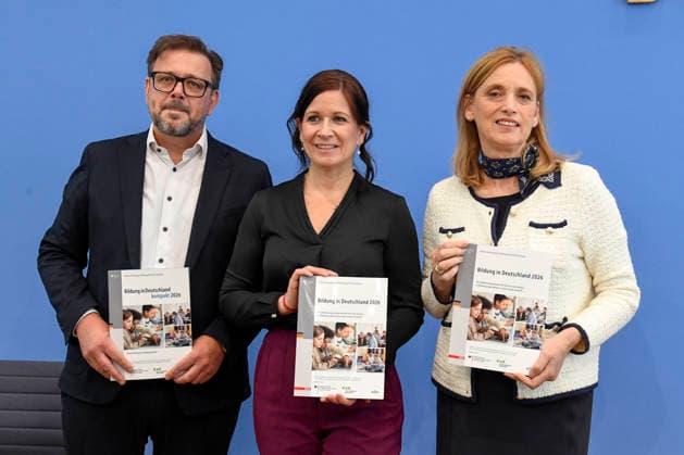 ABB BPK- Prof. Dr. Kai Maaz, Sprecher der Autorengruppe und DIPF, Leibniz-Institut für Bildungsforschung und Bildungsinformation Katharina Guenther-Wuensch Senatorin fuer Bildung, Jugend und Familie in Berlin Karin Prien Bundesministerin fuer Bildung, Familie, Senioren, Frauen und Jugend bei der Veroeffentlichung des Berichts Bildung in Deutschland 2026 auf der BPK Berlin Bundespressekonferenz am 15.06.2026 in Berlin Berlin Deutschland *** ABB BPK Prof Dr Kai Maaz, speaker of the authors group and DIPF, Leibniz Institute for Research and Information in Education Katharina Guenther Wuensch Senator for Education, Youth and Family in Berlin Karin Prien Federal Minister for Education, Family, Senior Citizens, Women and Youth at the publi