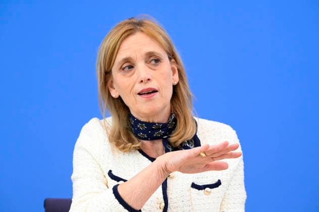 ABB BPK- Karin Prien Bundesministerin fuer Bildung, Familie, Senioren, Frauen und Jugend bei der Veroeffentlichung des Berichts Bildung in Deutschland 2026 auf der BPK Berlin Bundespressekonferenz am 15.06.2026 in Berlin Berlin Deutschland *** ABB BPK Karin Prien Federal Minister of Education, Family Affairs, Senior Citizens, Women and Youth at the publication of the Education in Germany 2026 report at the BPK Berlin Federal Press Conference on 15 06 2026 in Berlin Berlin Germany