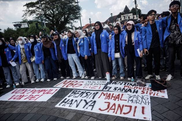 Students protest government policies in Yogyakarta YOGYAKARTA, INDONESIA JUNE 15, 2026: Hundreds of students gathered at the 0 Kilometer intersection in Yogyakarta to protest against a range of government policies they consider detrimental to the public. The demonstration, organized by the Student Justice Alliance of the Islamic University of Indonesia, presented six demands, including the cancellation of the Free Nutritious Meals (MBG) program and the Red and White Cooperative initiative, lower fuel prices, improved fiscal policy management, revisions to the National Police Law, the repeal of recent amendments to the Indonesian National Armed Forces (TNI) Law, and greater protection of freedom of expression for civil society. Photo by