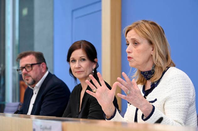 ABB BPK- Katharina Guenther-Wuensch Senatorin fuer Bildung, Jugend und Familie in Berlin Prof. Dr. Kai Maaz, Sprecher der Autorengruppe und DIPF, Leibniz-Institut für Bildungsforschung und Bildungsinformation Karin Prien Bundesministerin fuer Bildung, Familie, Senioren, Frauen und Jugend bei der Veroeffentlichung des Berichts Bildung in Deutschland 2026 auf der BPK Berlin Bundespressekonferenz am 15.06.2026 in Berlin Berlin Deutschland *** ABB BPK Katharina Guenther Wuensch Senator for Education, Youth and Family in Berlin Prof Dr Kai Maaz, spokesperson for the authors group and DIPF, Leibniz Institute for Research and Information in Education Karin Prien Federal Minister for Education, Family Affairs, Senior Citizens, Women and Youth a