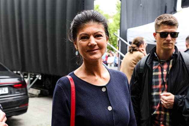 Sahra Wagenknecht (BSW) - BSW Kundgebung in Magdeburg (Sachsen-Anhalt) auf dem Willy Brandt Platz am Hauptbahnhof unter dem Motto, WM 2026 - Weg mit Merz! *** Sahra Wagenknecht BSW BSW rally in Magdeburg Saxony-Anhalt on Willy Brandt Platz at the main railway station under the motto, World Cup 2026 Away with Merz
