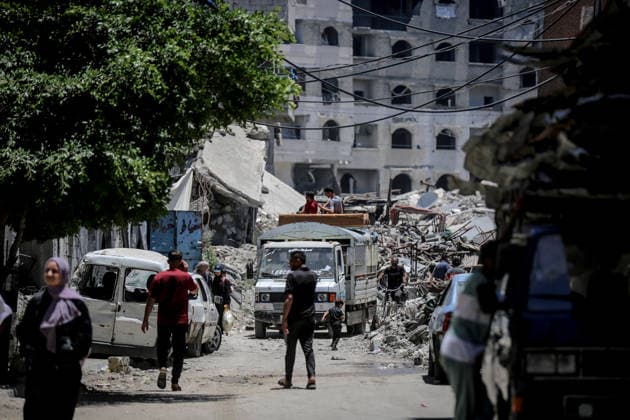 Israel plans to widen Gaza’s ‘yellow line,’ shrinking available living space for Palestinians GAZA CITY, GAZA, PALESTINE - JUNE 15: Palestinians, living in the Sanafur area of the Tuffah neighborhood, flee with their belongings due to the advance of Israeli military vehicles and the installation of concrete barriers marking the boundary known as the yellow line in Gaza City, Gaza, Palestine on June 15, 2026. Plans by the Israeli army to expand the areas under its control in Gaza are increasing concerns among Palestinians living in the region about a new wave of forced displacement and the further reduction of available living space. Saeed M. M. T. Jaras Anadolu Gaza City Gaza. Editorial use only. Please get in touch for any other usage.  Copyright: x2026xAnadoluxSaeedxM.xM.xT.xJarasx