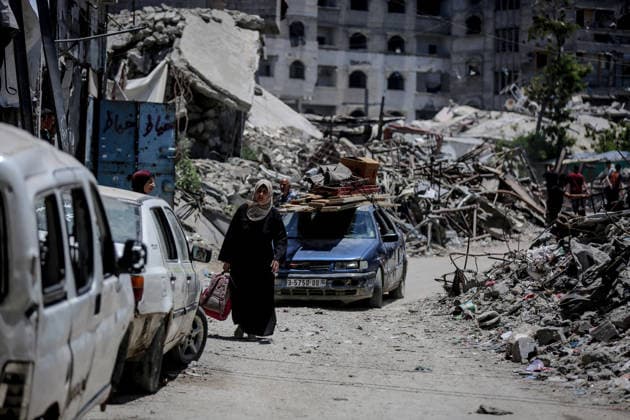 Israel plans to widen Gaza’s ‘yellow line,’ shrinking available living space for Palestinians GAZA CITY, GAZA, PALESTINE - JUNE 15: Palestinians, living in the Sanafur area of the Tuffah neighborhood, flee with their belongings due to the advance of Israeli military vehicles and the installation of concrete barriers marking the boundary known as the yellow line in Gaza City, Gaza, Palestine on June 15, 2026. Plans by the Israeli army to expand the areas under its control in Gaza are increasing concerns among Palestinians living in the region about a new wave of forced displacement and the further reduction of available living space. Saeed M. M. T. Jaras Anadolu Gaza City Gaza. Editorial use only. Please get in touch for any other usage.  Copyright: x2026xAnadoluxSaeedxM.xM.xT.xJarasx