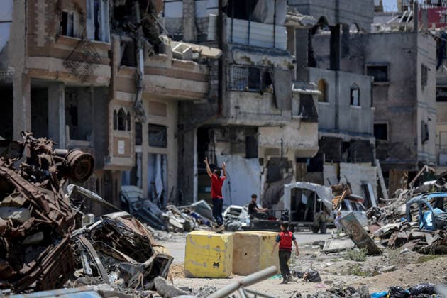 Israel plans to widen Gaza’s ‘yellow line,’ shrinking available living space for Palestinians GAZA CITY, GAZA, PALESTINE - JUNE 15: Palestinians, living in the Sanafur area of the Tuffah neighborhood, flee with their belongings due to the advance of Israeli military vehicles and the installation of concrete barriers marking the boundary known as the yellow line in Gaza City, Gaza, Palestine on June 15, 2026. Plans by the Israeli army to expand the areas under its control in Gaza are increasing concerns among Palestinians living in the region about a new wave of forced displacement and the further reduction of available living space. Saeed M. M. T. Jaras Anadolu Gaza City Gaza. Editorial use only. Please get in touch for any other usage.  Copyright: x2026xAnadoluxSaeedxM.xM.xT.xJarasx