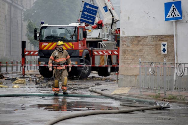 A firefighter walks along a street during a response effort to a fire at the Mystetskyi Arsenal National Cultural, Art and Museum Complex, caused by a massive Russian combined attack, Kyiv, Ukraine, June 15, 2026. The Russian army launched a large-scale assault on the Ukrainian capital with missiles and strike drones, killing four people and injuring 28, including children and a pregnant woman. At least 140,000 consumers were left without electricity due to damage to power grids. Residential buildings, the Kyiv Pechersk Lavra, the Mystetskyi Arsenal Museum Complex, the Dovzhenko Film Studio, and the building of the High Anti-Corruption Court sustained damage. (Photo by Marianna Kotyk Ukrinform) Massive Russian attack damages Kyiv Pechersk L  Copyright: xMariannaxKotykx