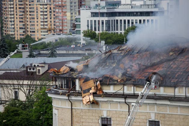 A firefighter uses an aerial platform to extinguish a fire at the Mystetskyi Arsenal National Cultural, Art and Museum Complex, caused by a massive Russian combined attack, Kyiv, Ukraine, June 15, 2026. The Russian army launched a large-scale assault on the Ukrainian capital with missiles and strike drones, killing four people and injuring 28, including children and a pregnant woman. At least 140,000 consumers were left without electricity due to damage to power grids. Residential buildings, the Kyiv Pechersk Lavra, the Mystetskyi Arsenal Museum Complex, the Dovzhenko Film Studio, and the building of the High Anti-Corruption Court sustained damage. (Photo by Marianna Kotyk Ukrinform) Massive Russian attack damages Kyiv Pechersk Lavra and My  Copyright: xMariannaxKotykx