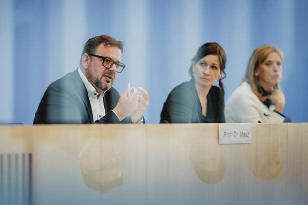 (L-R) Kai Maaz, Sprecher der Autorengruppe und DIPF, Leibniz-Institut fuer Bildungsforschung und Bildungsinformation, Katharina Guenther-Wuensch, Senatorin fuer Bildung, Jugend und Familie des Landes Berlin, und Karin Prien (CDU), Bundesministerin fuer Bildung, Familie, Senioren, Frauen und Jugend, aufgenommen im Rahmen der Pressekonferenz zur Veroeffentlichung des Berichts Bildung in Deutschland 2026 in Berlin, 15.06.2026. Berlin Deutschland *** From left to right Copyright: xFlorianxGaertnerx