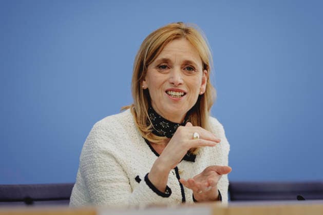 Karin Prien (CDU), Bundesministerin fuer Bildung, Familie, Senioren, Frauen und Jugend, aufgenommen im Rahmen der Pressekonferenz zur Veroeffentlichung des Berichts Bildung in Deutschland 2026 in Berlin, 15.06.2026. Berlin Deutschland *** Karin Prien (CDU), Federal Minister for Education, Family Affairs, Senior Citizens, Women, and Youth, photographed during a press conference marking the release of the report Education in Germany 2026 in Berlin, June 15, 2026, Berlin, Germany,detected_source_language Copyright: xFlorianxGaertnerx