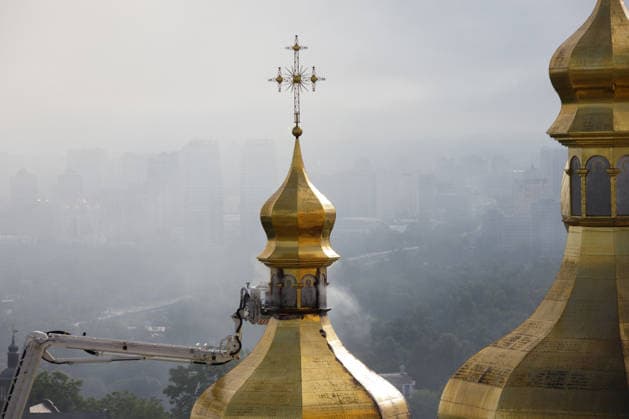 Massive Russian attack damages Kyiv Pechersk Lavra and Mystetskyi Arsenal in Kyiv A firefighter stands in an aerial platform as he extinguishes a fire on the roof of the Dormition Cathedral at the Kyiv Pechersk Lavra, caused by a massive Russian combined attack, Kyiv, Ukraine, June 15, 2026. The Russian army launched a large-scale assault on the Ukrainian capital with missiles and strike drones, killing four people and injuring 28, including children and a pregnant woman. At least 140,000 consumers were left without electricity due to damage to power grids. Residential buildings, the Kyiv Pechersk Lavra, the Mystetskyi Arsenal Museum Complex, the Dovzhenko Film Studio, and the building of the High Anti-Corruption Court sustained damage., Cr  Copyright: xMariannaxKotykx xUkrinformx xAvalonx 1110345047