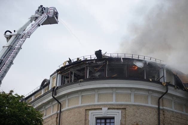 Massive Russian attack damages Kyiv Pechersk Lavra and Mystetskyi Arsenal in Kyiv A firefighter uses an aerial platform to extinguish a fire at the Mystetskyi Arsenal National Cultural, Art and Museum Complex, caused by a massive Russian combined attack, Kyiv, Ukraine, June 15, 2026. The Russian army launched a large-scale assault on the Ukrainian capital with missiles and strike drones, killing four people and injuring 28, including children and a pregnant woman. At least 140,000 consumers were left without electricity due to damage to power grids. Residential buildings, the Kyiv Pechersk Lavra, the Mystetskyi Arsenal Museum Complex, the Dovzhenko Film Studio, and the building of the High Anti-Corruption Court sustained damage., Credit:Mar  Copyright: xMariannaxKotykx xUkrinformx xAvalonx 1110345028