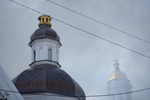 Massive Russian attack damages Kyiv Pechersk Lavra and Mystetskyi Arsenal in Kyiv Smoke from fires, caused by a massive Russian combined attack, shroud domes in central Kyiv, Ukraine, June 15, 2026. The Russian army launched a large-scale assault on the Ukrainian capital with missiles and strike drones, killing four people and injuring 28, including children and a pregnant woman. At least 140,000 consumers were left without electricity due to damage to power grids. Residential buildings, the Kyiv Pechersk Lavra, the Mystetskyi Arsenal Museum Complex, the Dovzhenko Film Studio, and the building of the High Anti-Corruption Court sustained damage., Credit:Marianna Kotyk Ukrinform Avalon Ukraine, Kyiv  Copyright: xMariannaxKotykx xUkrinformx xAvalonx 1110345061