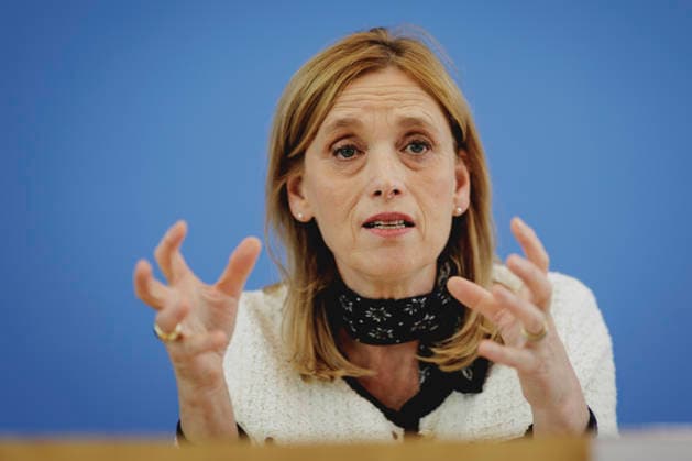 Karin Prien (CDU), Bundesministerin fuer Bildung, Familie, Senioren, Frauen und Jugend, aufgenommen im Rahmen der Pressekonferenz zur Veroeffentlichung des Berichts Bildung in Deutschland 2026 in Berlin, 15.06.2026. Berlin Deutschland *** Karin Prien (CDU), Federal Minister for Education, Family Affairs, Senior Citizens, Women, and Youth, photographed during a press conference marking the release of the report Education in Germany 2026 in Berlin, June 15, 2026, Berlin, Germany,detected_source_language Copyright: xFlorianxGaertnerx
