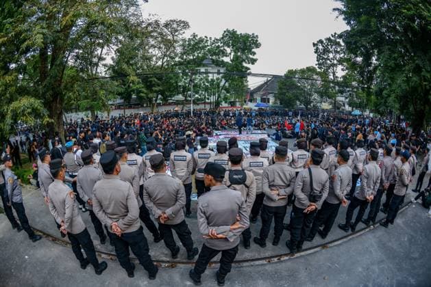 STUDENT PROTEST IN BANDUNG BANDUNG, Indonesia - June 15, 2026: Students from multiple universities protested outside the West Java Regional Representative Council building Monday, demanding a rollback of economic and military policies under President Prabowo Subianto. The rally follows nationwide demonstrations triggered by a 32% surge in fuel prices, rising living costs and expanded military involvement in civilian affairs. (Photo by Khairizal Maris JNA Press via Nexpher Images) BANDUNG West Java