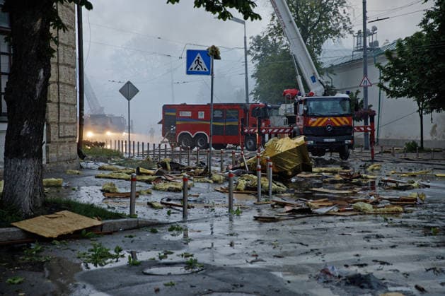 Massive Russian Attack Damages Kyiv Pechersk Lavra and Mystetskyi Arsenal - Kyiv A dome brought down by a massive Russian combined attack lies in the street in central Kyiv, Ukraine, June 15, 2026. The Russian army launched a large-scale assault on the Ukrainian capital with missiles and strike drones, killing four people and injuring 28, including children and a pregnant woman. At least 140,000 consumers were left without electricity due to damage to power grids. Residential buildings, the Kyiv Pechersk Lavra, the Mystetskyi Arsenal Museum Complex, the Dovzhenko Film Studio, and the building of the High Anti-Corruption Court sustained damage. (Photo by Marianna Kotyk Ukrinform ABACAPRESS.COM) Kyiv Ukraine  Copyright: xUkrinform ABACAx