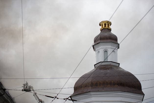 Massive Russian Attack Damages Kyiv Pechersk Lavra and Mystetskyi Arsenal - Kyiv A firefighter uses an aerial platform to extinguish a fire at the Mystetskyi Arsenal National Cultural, Art and Museum Complex, caused by a massive Russian combined attack, Kyiv, Ukraine, June 15, 2026. The Russian army launched a large-scale assault on the Ukrainian capital with missiles and strike drones, killing four people and injuring 28, including children and a pregnant woman. At least 140,000 consumers were left without electricity due to damage to power grids. Residential buildings, the Kyiv Pechersk Lavra, the Mystetskyi Arsenal Museum Complex, the Dovzhenko Film Studio, and the building of the High Anti-Corruption Court sustained damage. (Photo by Ma  Copyright: xUkrinform ABACAx