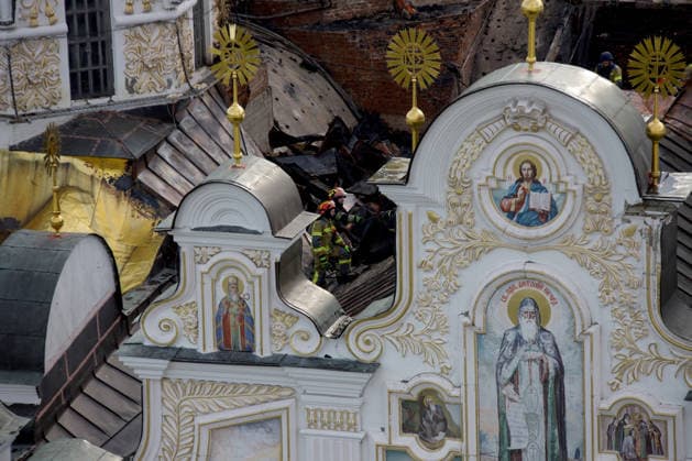 Massive Russian Attack Damages Kyiv Pechersk Lavra and Mystetskyi Arsenal - Kyiv A firefighter works on the roof of the Dormition Cathedral at the Kyiv Pechersk Lavra that caught fire during a massive Russian combined attack, Kyiv, Ukraine, June 15, 2026. The Russian army launched a large-scale assault on the Ukrainian capital with missiles and strike drones, killing four people and injuring 28, including children and a pregnant woman. At least 140,000 consumers were left without electricity due to damage to power grids. Residential buildings, the Kyiv Pechersk Lavra, the Mystetskyi Arsenal Museum Complex, the Dovzhenko Film Studio, and the building of the High Anti-Corruption Court sustained damage. (Photo by Marianna Kotyk Ukrinform ABACA  Copyright: xUkrinform ABACAx