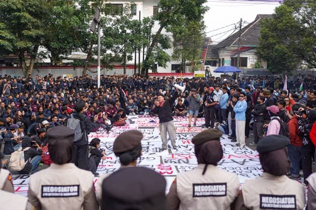Demonstration in Bandung BANDUNG, West Java, Indonesia - June 15, 2026: Students and community members held a demonstration in Bandung, West Java, Indonesia. Students and community members protested to demand improvements in national economic governance. The rally targeted the domestic policies of President Prabowo Subianto, whose administration has faced increasing scrutiny following sharp increases in living costs and fuel prices. In addition to demanding immediate economic relief, the protesters criticized expanded military involvement in civilian governance, calling it a step backward for the country s democracy. ( Bandung City ID Copyright: x xIlhamxAhmadxNazarx xJNAxPressx