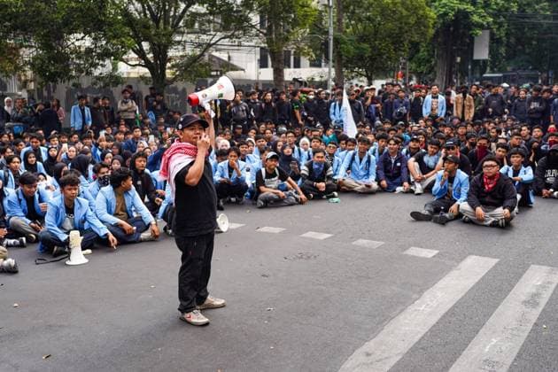 Demonstration in Bandung Bandung City, West Java, Indonesia - June 15, 2026: Students and community members held a demonstration in Bandung, West Java, Indonesia. Students and community members protested to demand improvements in national economic governance. The rally targeted the domestic policies of President Prabowo Subianto, whose administration has faced increasing scrutiny following sharp increases in living costs and fuel prices. In addition to demanding immediate economic relief, the protesters criticized expanded military involvement in civilian governance, calling it a step backward for the country s democracy. ( Bandung City ID Copyright: x xIlhamxAhmadxNazarx xJNAxPressx