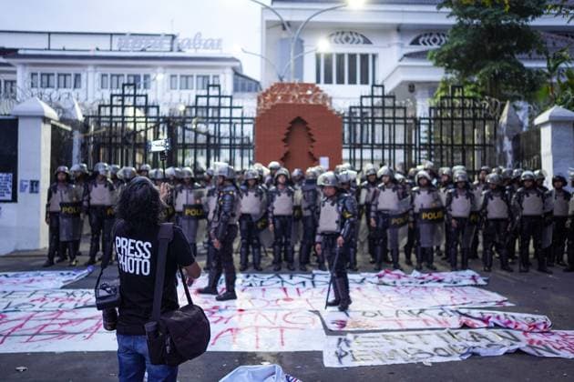 Demonstration in Bandung BANDUNG, West Java, Indonesia - June 15, 2026: A photojournalist takes pictures during a demonstration in Bandung, West Java, Indonesia. Students and community members demonstrated to demand improvements in national economic governance. The rally targeted the domestic policies of President Prabowo Subianto, whose administration has faced increasing scrutiny following sharp increases in living costs and fuel prices. In addition to demanding immediate economic relief, the protesters criticized expanded military involvement in civilian governance, calling it a step backward for the country s democracy. ( Bandung City ID Copyright: x xIlhamxAhmadxNazarx xJNAxPressx