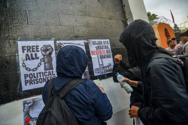 STUDENT PROTEST IN BANDUNG BANDUNG, Indonesia - June 15, 2026: Students from multiple universities protested outside the West Java Regional Representative Council building Monday, demanding a rollback of economic and military policies under President Prabowo Subianto. The rally follows nationwide demonstrations triggered by a 32% surge in fuel prices, rising living costs and expanded military involvement in civilian affairs. ( BANDUNG West Java Indonesia Copyright: x xKhairizalxMarisx xJNAxPressx