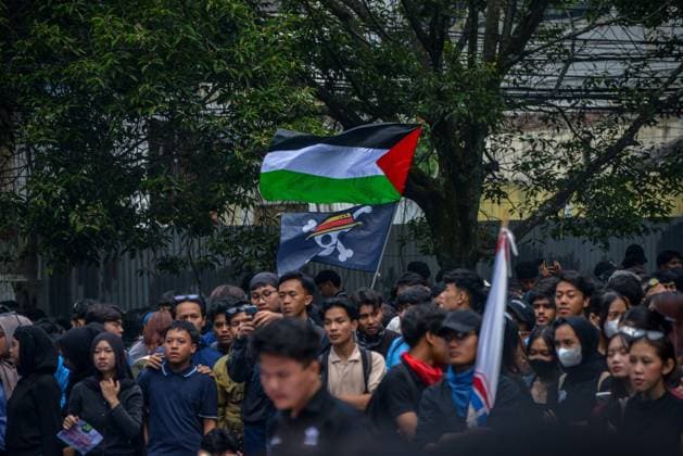 STUDENT PROTEST IN BANDUNG BANDUNG, Indonesia - June 15, 2026: Students from multiple universities protested outside the West Java Regional Representative Council building Monday, demanding a rollback of economic and military policies under President Prabowo Subianto. The rally follows nationwide demonstrations triggered by a 32% surge in fuel prices, rising living costs and expanded military involvement in civilian affairs. ( BANDUNG West Java Indonesia Copyright: x xKhairizalxMarisx xJNAxPressx