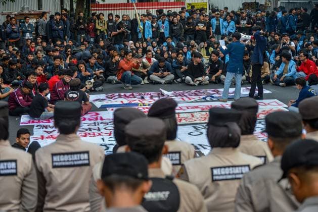 STUDENT PROTEST IN BANDUNG BANDUNG, Indonesia - June 15, 2026: Students from multiple universities protested outside the West Java Regional Representative Council building Monday, demanding a rollback of economic and military policies under President Prabowo Subianto. The rally follows nationwide demonstrations triggered by a 32% surge in fuel prices, rising living costs and expanded military involvement in civilian affairs. ( BANDUNG West Java Indonesia Copyright: x xKhairizalxMarisx xJNAxPressx