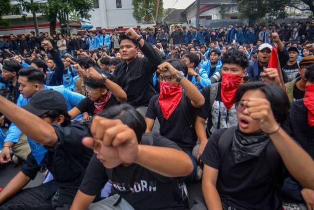 STUDENT PROTEST IN BANDUNG BANDUNG, Indonesia - June 15, 2026: Students from multiple universities protested outside the West Java Regional Representative Council building Monday, demanding a rollback of economic and military policies under President Prabowo Subianto. The rally follows nationwide demonstrations triggered by a 32% surge in fuel prices, rising living costs and expanded military involvement in civilian affairs. ( BANDUNG West Java Indonesia Copyright: x xKhairizalxMarisx xJNAxPressx