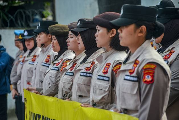 STUDENT PROTEST IN BANDUNG BANDUNG, Indonesia - June 15, 2026: Students from multiple universities protested outside the West Java Regional Representative Council building Monday, demanding a rollback of economic and military policies under President Prabowo Subianto. The rally follows nationwide demonstrations triggered by a 32% surge in fuel prices, rising living costs and expanded military involvement in civilian affairs. ( BANDUNG West Java Indonesia Copyright: x xKhairizalxMarisx xJNAxPressx