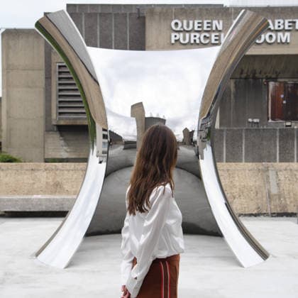 Anish Kapoor Photocall at Hayward Gallery, London, UK A staff member views Cloak by Anish Kapoor as part of an exhibition by Anish Kapoor at Hayward Gallery, London, England, UK on Monday 15 June, 2026 which runs from Tue 16 June 2026 to Sun 18 October 2026., Credit:Justin Ng Avalon UK, England, London, Hayward Gallery  Copyright: xJustinxNgx xAvalonx 1110355438